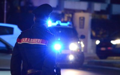 Litigano per la musica alta e prova a ucciderlo a coltellate