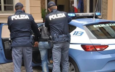 Morde e prende per la gola la compagna. Arriva la polizia e lo arresta