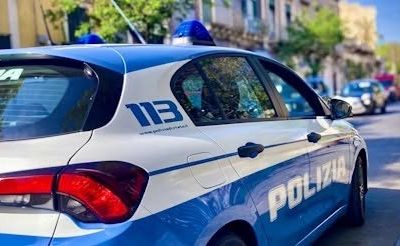 Ruba un borsello lasciato su una sedia al bar: denunciato dalla Polizia