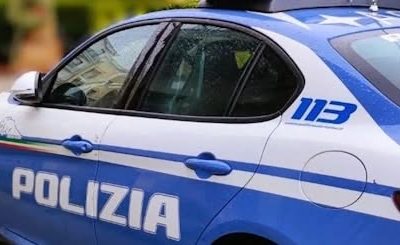 Insulta passanti e poliziotti. Gli trovano addosso anche un cutter