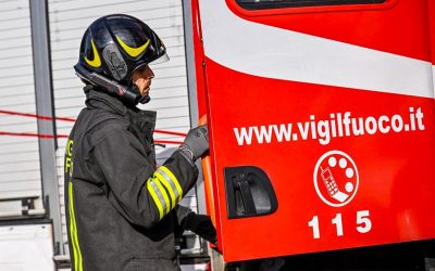 Camion si ribalta sulla rotatoria della Statale 16 ad Argenta