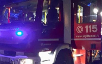 Camion in fiamme sull’Adriatica, nessun ferito