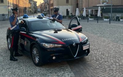 Va dal medico e si chiude nel bagno dell’ambulatorio. Poi calci e pugni ai carabinieri