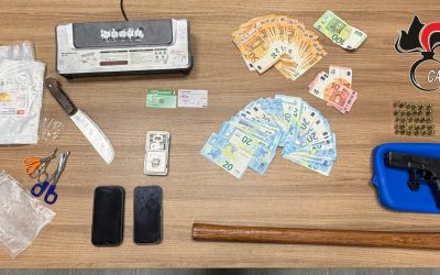 Dalla perquisizione per la pistola spuntano droga e 2.400 euro in contanti