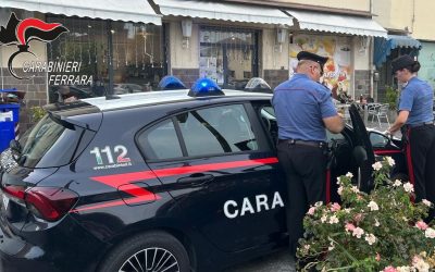 Gli nega la sigaretta e lo prende a bottigliate in testa