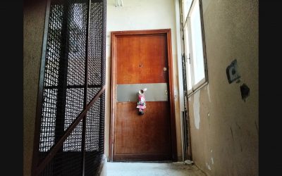 Pulire e sgomberare al Grattacielo: 244 scalini, 11 piani e una torcia frontale