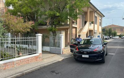 Malore mentre tinteggia casa, cade dall’impalcatura e muore a 52 anni
