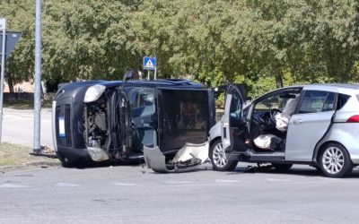 Carambola tra tre auto in via Verga: quattro persone coinvolte, due in ospedale