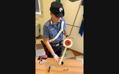 Coltello, arnese appuntito e una paletta della polizia nel bagagliaio: denunciato 48enne