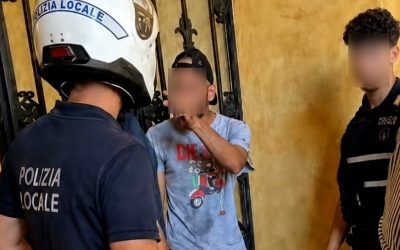 Uomo in stato di agitazione irrompe in Municipio per chiedere casa, cibo e sigarette. Arriva il foglio di via