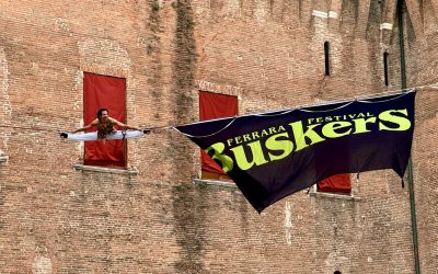 Buskers Festival, il primo colpo di scena è sul Castello: Marcantoni sfida il vuoto