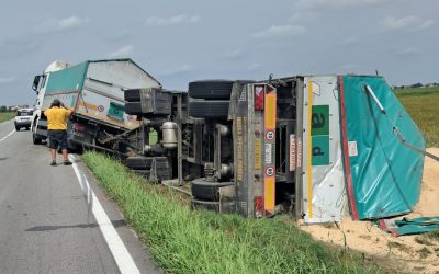 Bici da bimba accanto al rimorchio ribaltato. Si teme la tragedia, poi l’allarme rientra