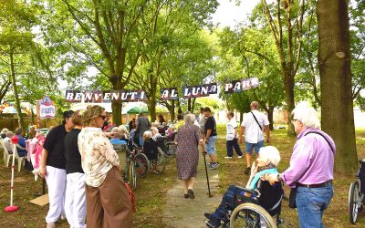 Un Luna Park nel giardino della casa per anziani