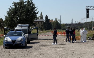 Donna morta in stazione. Ieri l’autopsia, ora tossicologici e analisi Dna