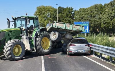 Incidente su via del Mare, strada bloccata