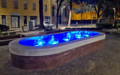Le acque della fontana di piazza della Repubblica si colorano di blu
