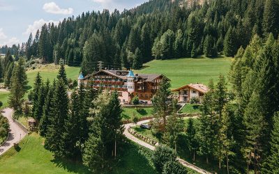 Cinquant’anni sulle Dolomiti senza cambiare proprietà: perché il modello dell’hotel di famiglia resiste dove i grandi gruppi faticano