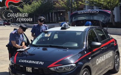 Armato di due coltelli, minaccia e aggredisce i Carabinieri: arrestato 40enne