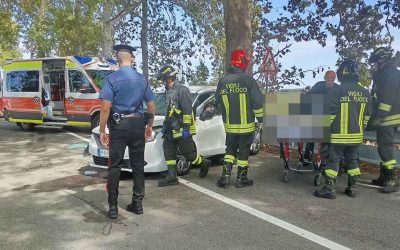 Argenta, carambola su via Matteotti: 19enne ferito dopo lo schianto contro un platano