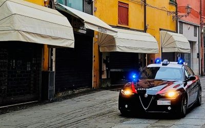 Ruba una bottiglia di liquore da oltre 3mila euro. Bloccato a pochi metri dal ristorante