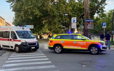 Cade con la bici in piazza Ariostea, 14enne finisce a Cona