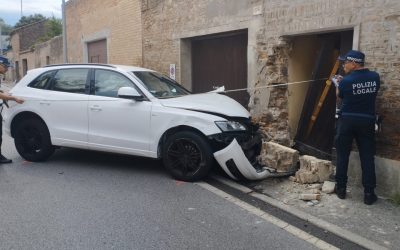 Perde il controllo dell’Audi e si schianta contro l’ingresso di una casa