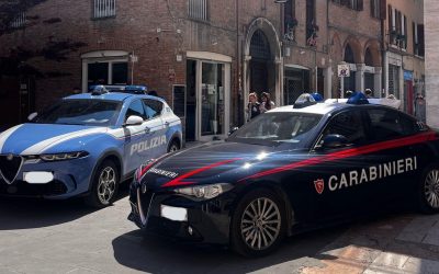 Urina in corso Porta Reno, poi si scaglia contro Carabinieri e poliziotti: arrestato 22enne