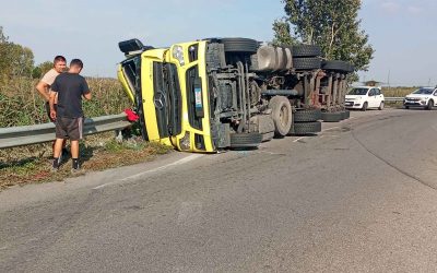 Camion si ribalta sulla rotatoria della Statale 16 ad Argenta