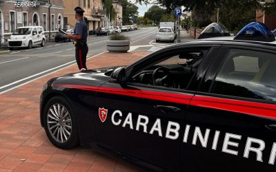 Ruba il borsello a un ciclista e si scaglia contro i carabinieri, 21enne arrestato