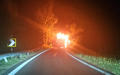 Camion in fiamme sull’Adriatica, nessun ferito
