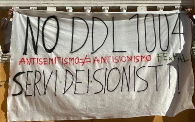 Contro il ddl Romeo uno striscione sullo scalone del Municipio