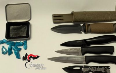 Cocaina e cinque coltelli in auto, arrestato 34enne ad Argenta