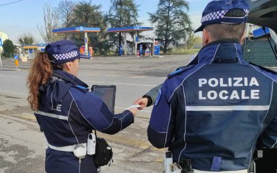 Patente estera falsa durante un controllo in zona Giardino: denunciata una donna