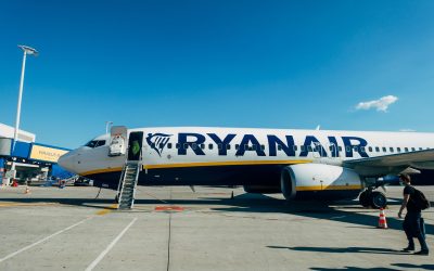 Ryanair tra record di passeggeri, tagli invernali e overbooking