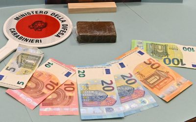 Spaccio in Gad. Vede i carabinieri e getta via un panetto di hashish