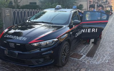 Si scaglia contro vigilanza e carabinieri con l’aiuto della fidanzata