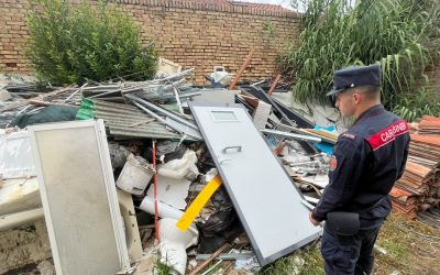 Comacchio, discarica di rifiuti a cielo aperto in pieno centro
