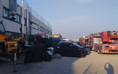 Incendio all’autoconcessionaria Franciosi, tetto a fuoco durante i lavori post-grandine