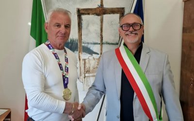 A 72 anni è campione italiano di pesistica: Folegatti premiato dal sindaco