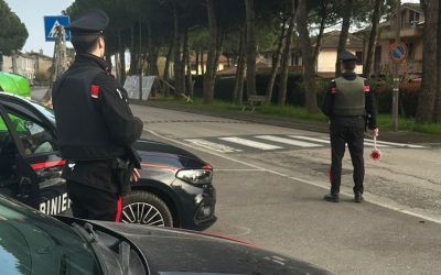 È ai domiciliari, ma infastidisce chi lo ospita. Finisce in carcere