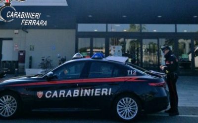 Danneggia le vetrine del centro commerciale e si scaglia contro i carabinieri