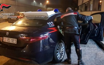 Cento, molesta i passanti e strattona i carabinieri: arrestato un 39enne