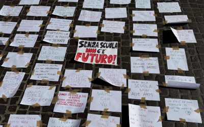 “Soldi alla scuola e non alla guerra”: gli studenti del Dosso Dossi portano l’arte in piazza
